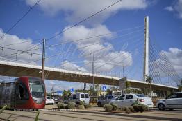 Image du Maroc Professionnelle de  Le pont à haubans au carrefour Sidi Maârouf, Vendredi 19 Avril 2019. Après 4 années de travaux, le trafic routier sera bientôt fluidifié dans cette artère de la métropole où la circulation était le calvaire quotidien des utilisateurs. (Photo / Abdeljalil Bounhar) 